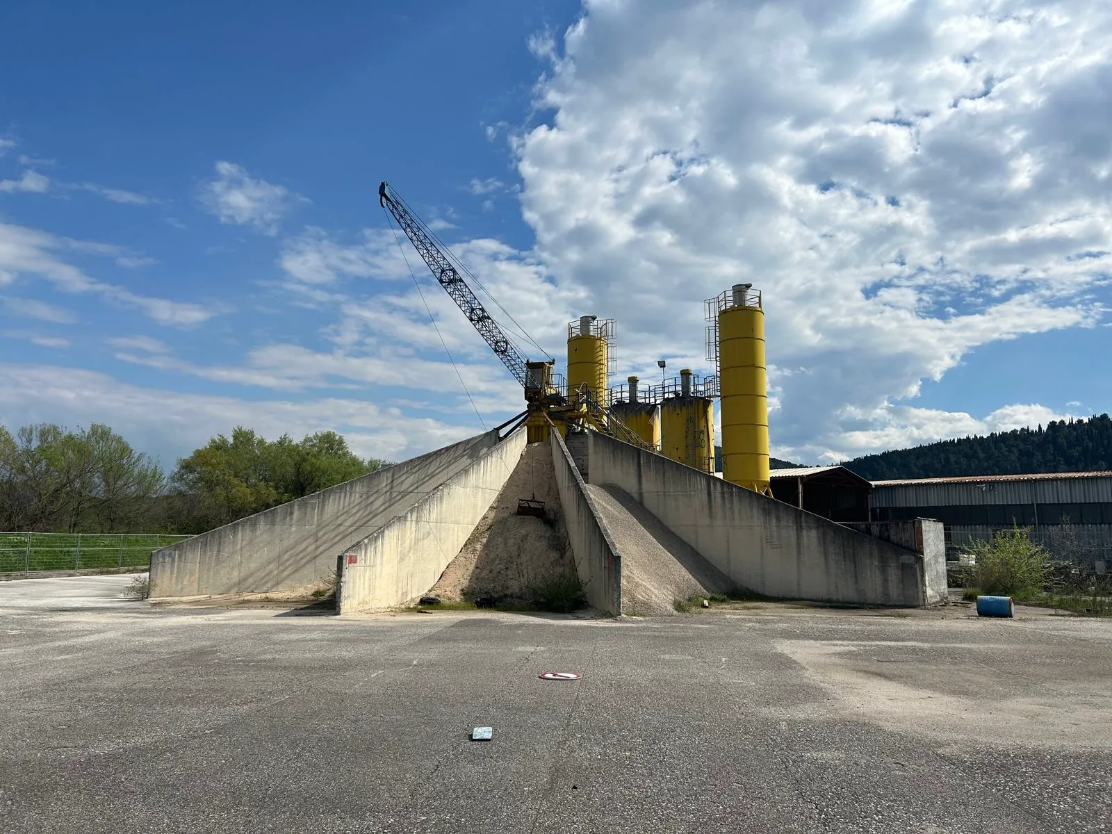 ELBA EMC 38 – betonska jama za agregat sa žutim silosima i dizalicom