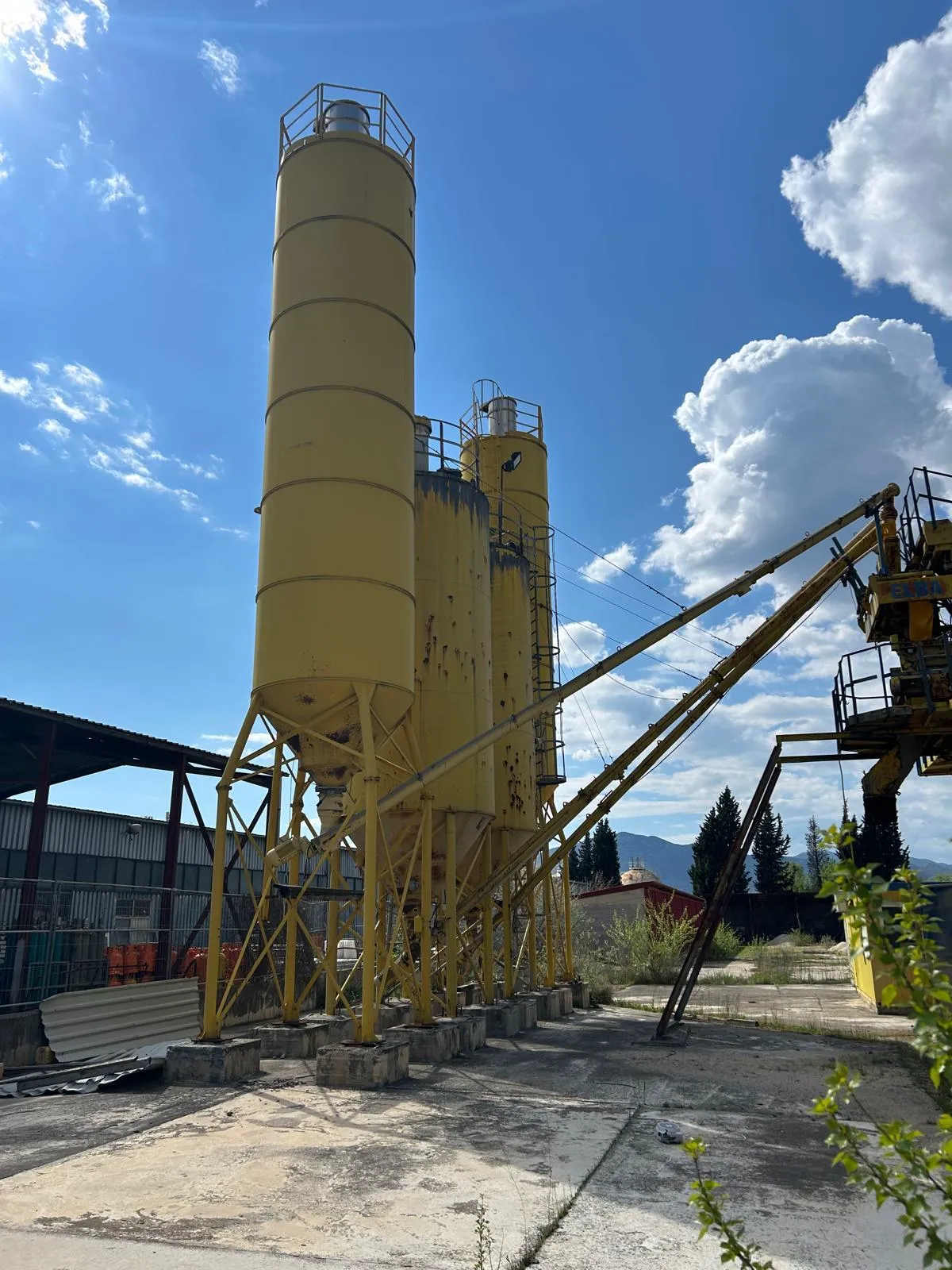 ELBA EMC 38 – visoki silos za cement s transporterom, pogled sa strane