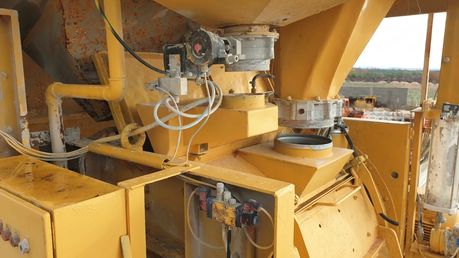 ELBA EMC 38 kompaktna – lijevak za vodu i cement na vrhu miješalice