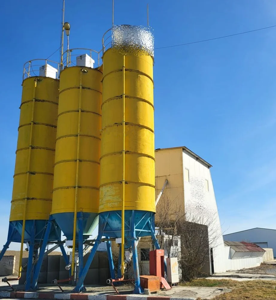Cement silo and screw conveyor